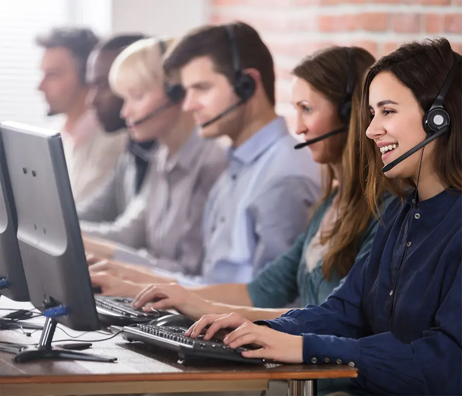 Multilingual support team offering Sakura Mobile internet help and online consultations.