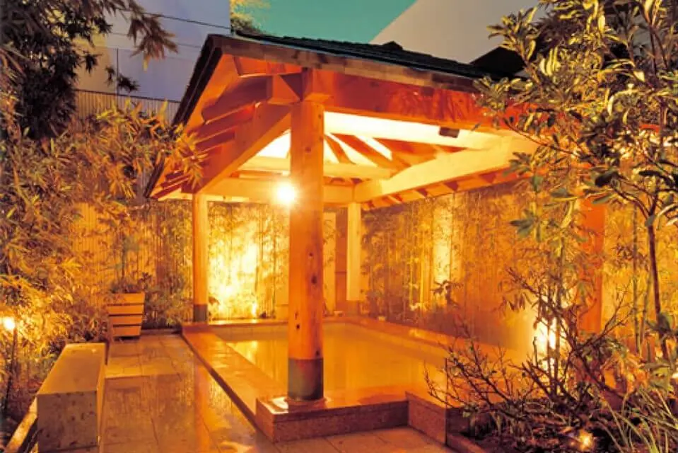 Outdoor onsen a Spa LaQua in Tokyo Dome, showcasig peaceful travel destinations in japan.